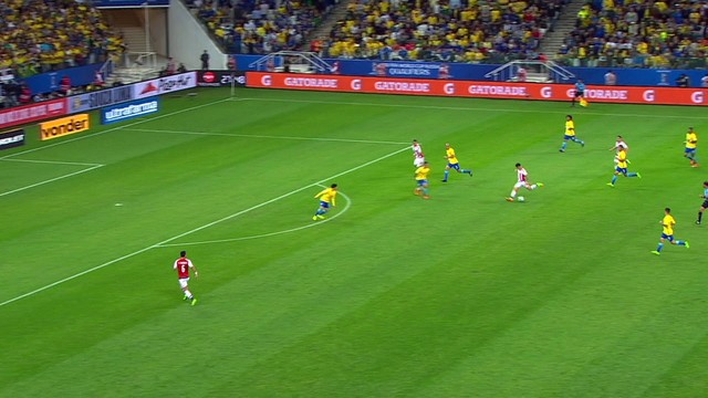 <p>
	Derlis Gonz&aacute;lez recebe na intermedi&aacute;ria, puxa para a perna esquerda e solta o p&eacute;, mas bola passa por cima do gol de Alisson!</p>
