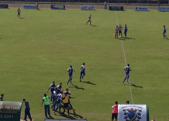 Jogadores do Azulão comemoram o gol de Adinan, aos 3 minutos do primeiro tempo (Foto: Bruna Fernandes / Cedida)