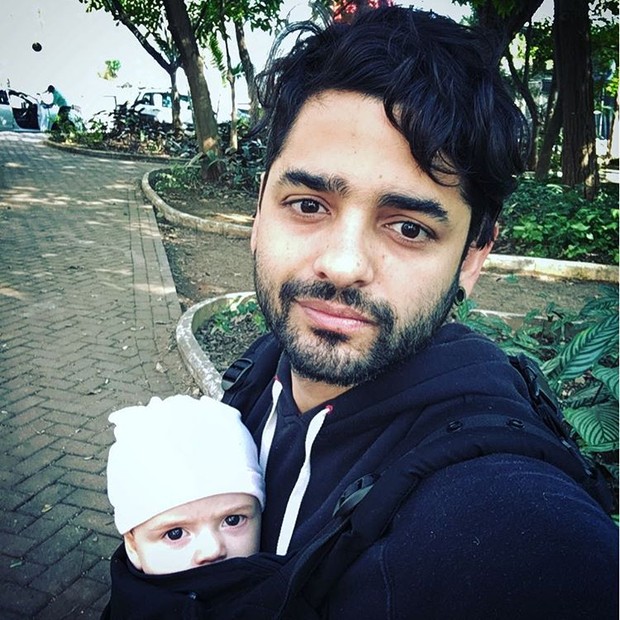 Lucas, do Fresno, com o filho (Foto: Reprodução/ Instagram)