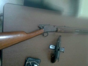 Homens foram presos por porte ilegal de armas (Foto: Polícia Militar/ Divulgação)