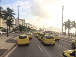 Taxistas ocuparam as três pistas da Avenida Atlântica em Protesto (Foto: Janaína Carvalho/G1)