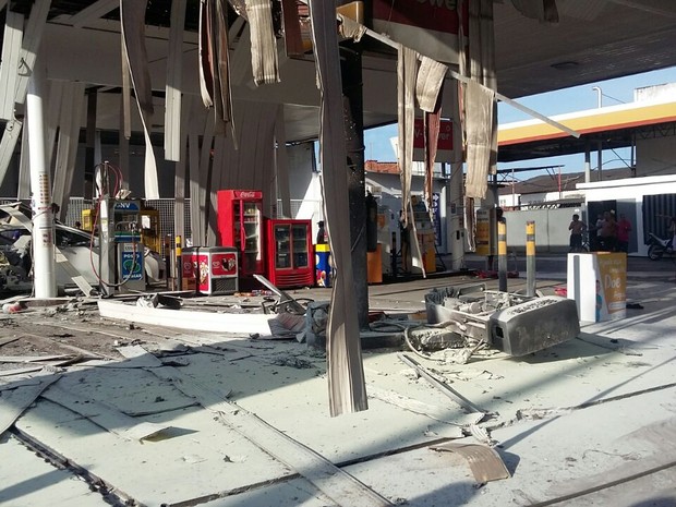 Posto foi parcialmente destruído com a explosão da bomba de gás (Foto: Daniel Rocha/TV Verdes Mares)