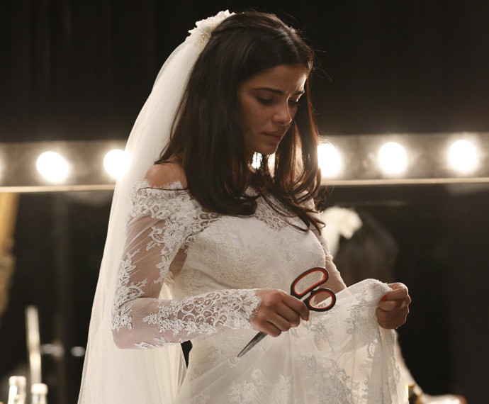 Tóia pega tesoura e rasga vestido de noiva (Foto: Ellen Soares / Gshow)