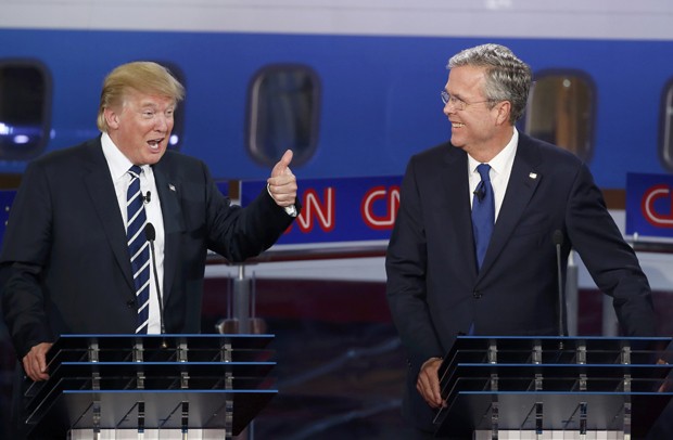 Donald Trump faz sinal de positivo para Jeb Bush após uma resposta sobre a escolha de apelidos pelos quais os candidatos gostariam de ser chamados pelo Serviço Secreto, durante debate promovido pela CNN na quarta (16) (Foto: Reuters/Lucy Nicholson) Donald Trump faz sinal de positivo para Jeb Bush após uma resposta sobre a escolha de apelidos pelos quais os candidatos gostariam de ser chamados pelo Serviço Secreto, durante debate promovido pela CNN na quarta (16) (Foto: Reuters/Lucy Nicholson)