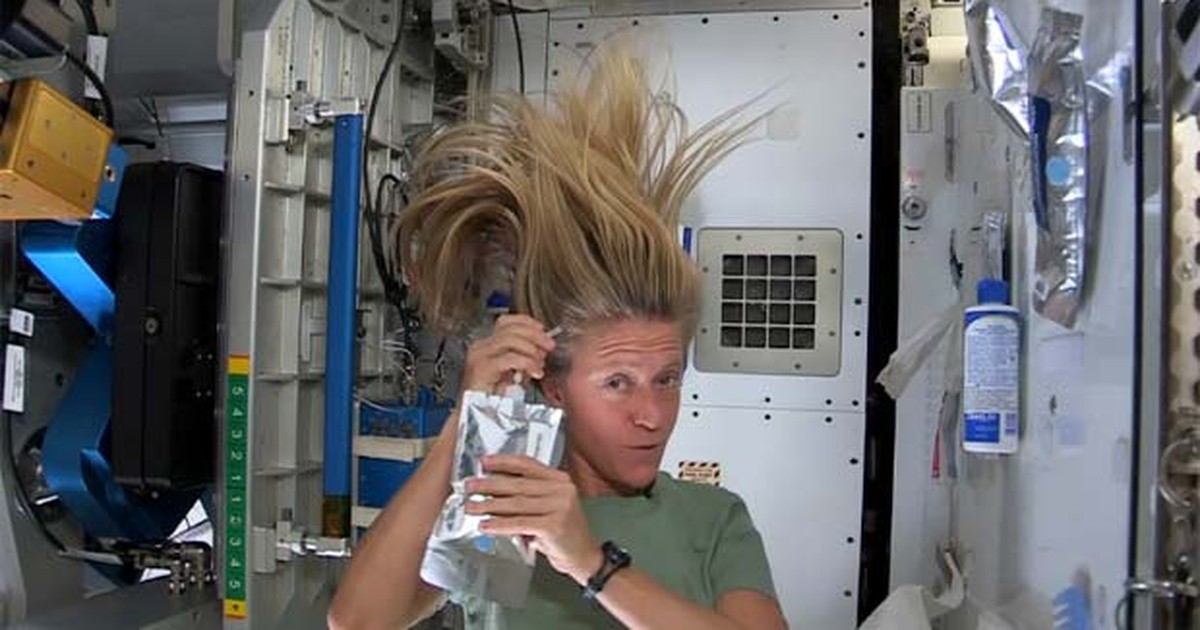 G Astronauta Mostra Desafios De Lavar Cabelo Em Ambiente Sem