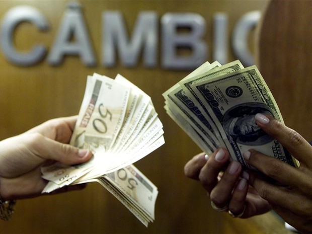 Notas de dólar e real em casa de câmbio no Rio de Janeiro, nesta sexta-feira *4) (Foto: REUTERS/Bruno Domingos)
