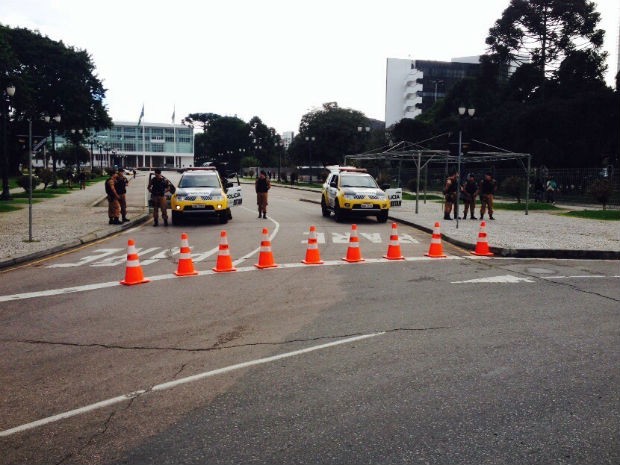 Assembleia Legislativa está cercada pela PM desde sábado (25)  (Foto: Dulcineia Novaes / RPC)