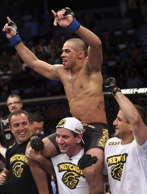 Renan Barão comemora conquista do cinturão com Jair Lourenço e Dedé Pederneiras (Foto: Divulgação/UFC)