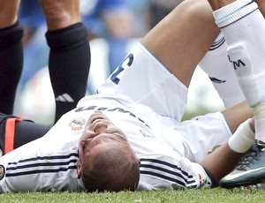 Pepe caído na partida do Real Madird contra o Valencia (Foto: EFE)