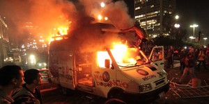 SP: grupo tenta invadir Prefeitura e queima carro de TV (Epitácio Pessoa/Estadão Conteúdo)