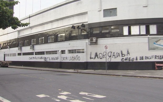 Pichadores cobram volta de Robinho (Foto: Reprodução / TV Tribuna)