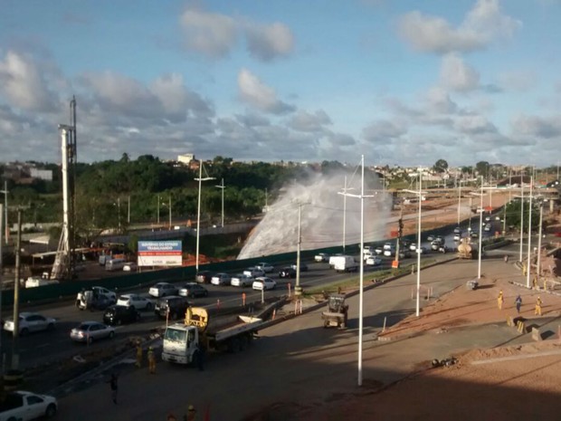 Vazamento ocorreu na Avenida Paralela na tarde desta segunda-feira (4) (Foto: Eduardo Oliveira/ TV Bahia)