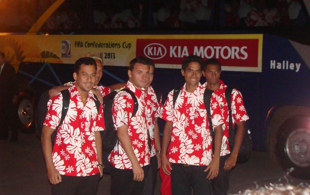 Jogadores da seleção do Taiti no desembarque em BH (Foto: Secopa/MG)