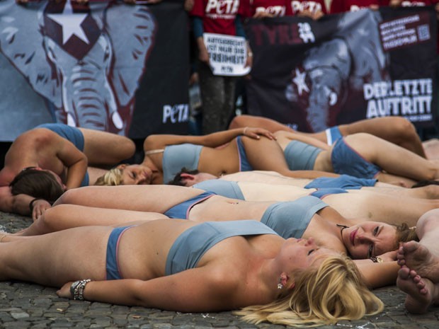 Manifestantes do Peta usavam apenas roupas de baixo em Berlim (Foto: Odd Andersen/AFP)