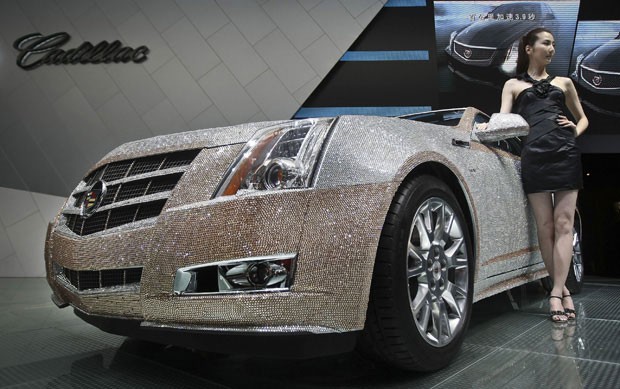 Em 2011, um chinês comprou por 668 mil yuans (R$ 223 mil) um Cadillac CTS Coupe decorado com 380 mil cristais Swarovski. O carro está exposto desde julho em um evento automobilístico organizado em Changchun, na província chinesa localizada na região nordeste de Jilin (Foto: AP)