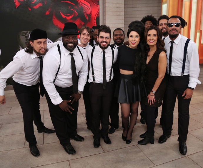 Cover da cantora Amy com a Fátima e banda nos bastidores  (Foto: Isabella Pinheiro/Gshow)