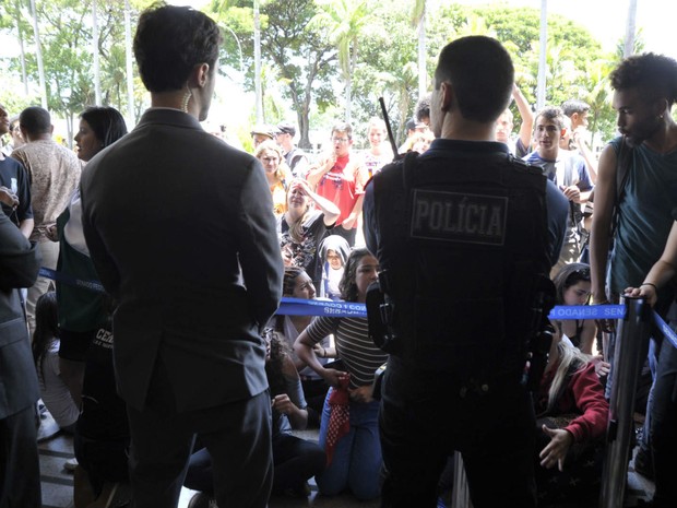 Policiais legislativos fazem cordão de isolamento para impedir acesso de estudantes ao Senado Federal (Foto: Geraldo Magela/Agência Senado)