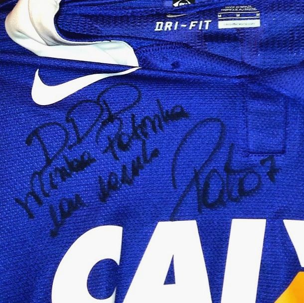 David Brazil posta foto de camisa autografada por Alexandre Pato (Foto: Instagram/Reprodução)