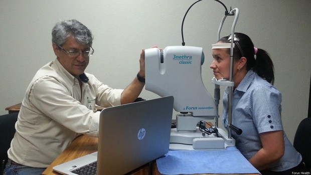 Um check-up da visão sem a necessidade de especialistas (Foto: Forus Health/BBC)