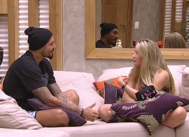 Fernando e Aline conversam (Foto: TV Globo)