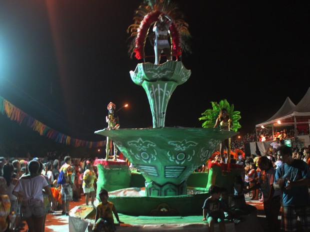 'Sobre o Sol do Novo Mundo, a Ponte Canta a Latinidade' foi o tema da escola (Foto: Ellyo Teixeira/G1)