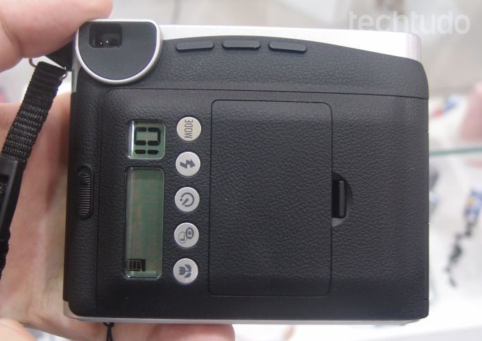 Traseira da Instax Mini 90, com as configurações e sem visor eletrônico típico de câmeras digitais (Foto: Pedro Zambarda/TechTudo) Traseira da Instax Mini 90, com as configurações e sem visor eletrônico típico de câmeras digitais (Foto: Pedro Zambarda/TechTudo)