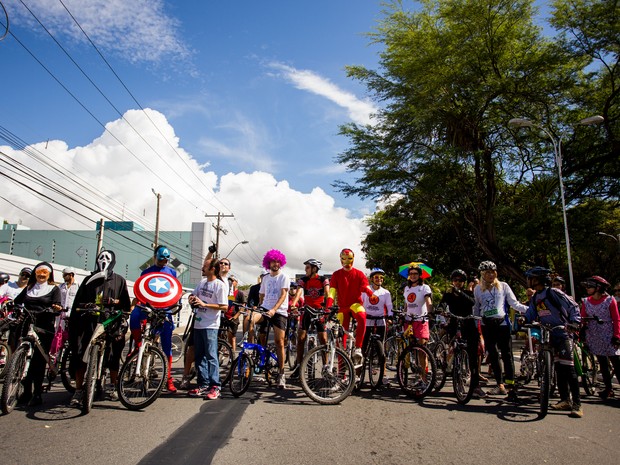 Com fantasias, ciclistas deram início ao passeio ainda pela manhã. (Foto: Jonathan Lins/G1)