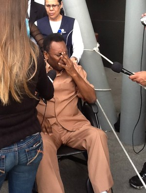 Pelé chora ao receber alta no Hospital Albert Einstein (Foto: Joanna de Assis / globoesporte.com)