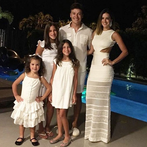 Rodrigo Faro e Vera Viel com a família em festa de réveillon em Angra dos Reis, no Rio de Janeiro (Foto: Instagram/ Reprodução)