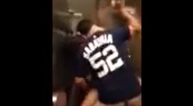 Casal foi filmado fazendo sexo no banheiro do estádio do New York Yankees. (Foto: Reprodução)