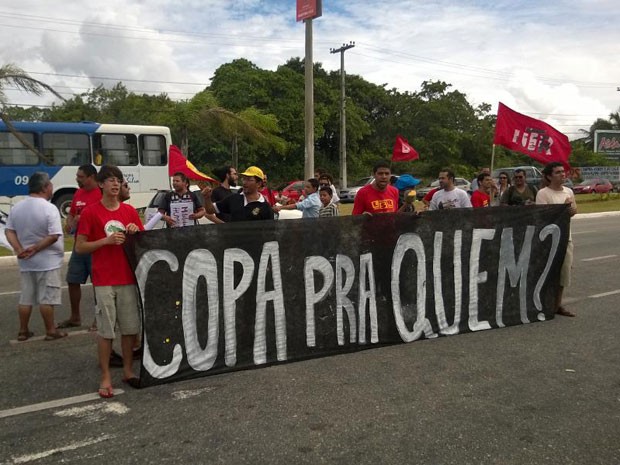 Grupo protesta contra a Copa em João Pessoa  (Foto: Larissa Keren/Globoesporte.com)