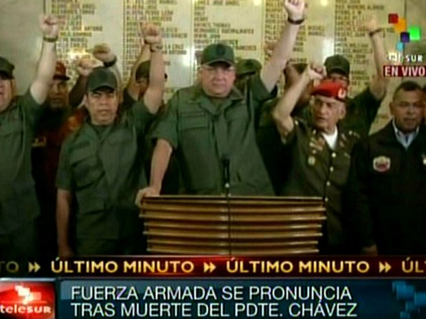 O ministro da defesa da Venezuela, Diego Molero, durante discurso que sucedeu o anúncio da morte do presidente do país, Hugo Chávez, nesta terça-feira (5) (Foto: Telesur/AFP)
