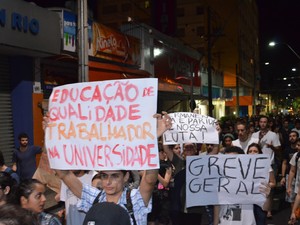 G1 Manifestação de alunos da Unesp reúne 450 pessoas em Araraquara