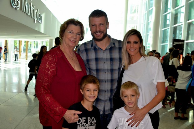 Ego Fernanda Lima E Rodrigo Hilbert Vao Ao Teatro Com Os Gemeos Noticias De Famosos
