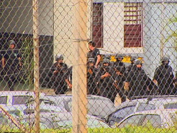 Grupo da Secretaria da Administração Penitenciária durante os trabalhos de vistoria no CDP de São José dos Campos nesta terça-feira (29). (Foto: Reprodução/TV Vanguarda) Grupo da Secretaria da Administração Penitenciária durante os trabalhos de vistoria no CDP de São José dos Campos nesta terça-feira (29). (Foto: Reprodução/TV Vanguarda)