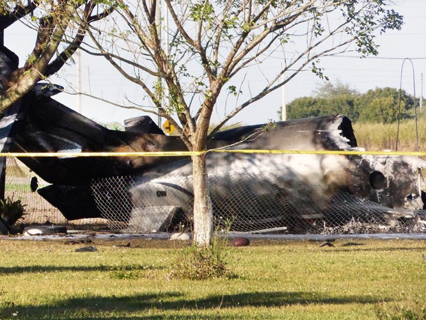 Destroços do Beechcraft 1900 que caiu após decolar do Aeroporto Executivo de Miami, na quarta-feira (11) (Foto: AP Photo/El Nuevo Herald, Roberto Koltun)