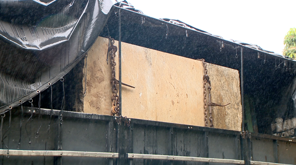 Carretas são apreendidas com 35 toneladas de excesso de carga (Foto: Reprodução/ TV Gazeta)