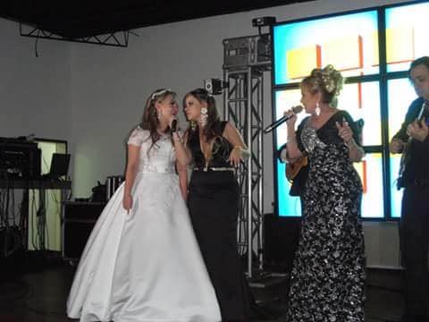 Tuanny canta com a mãe, Adriana, e a irmã, Natanna (Foto: Divulgação/Guimarães Assessoria)