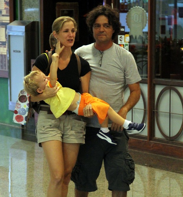 Felipe Camargo vai a shopping com família no RJ (Foto: Marcus Pavão/AgNews)