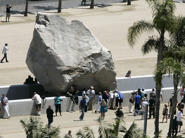 Rocha de 340 toneladas atrai curiosidade dos visitantes no Museu de Arte de Los Angeles (Foto: Reuters)