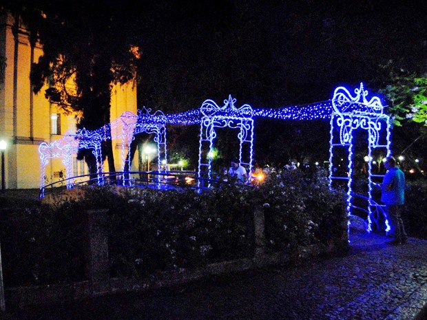 Passarelas ganharam luzes azuis com a proximidade do Natal em Poços. (Foto: Marcelo Abuchalla) Passarelas ganharam luzes azuis com a proximidade do Natal em Poços. (Foto: Marcelo Abuchalla)
