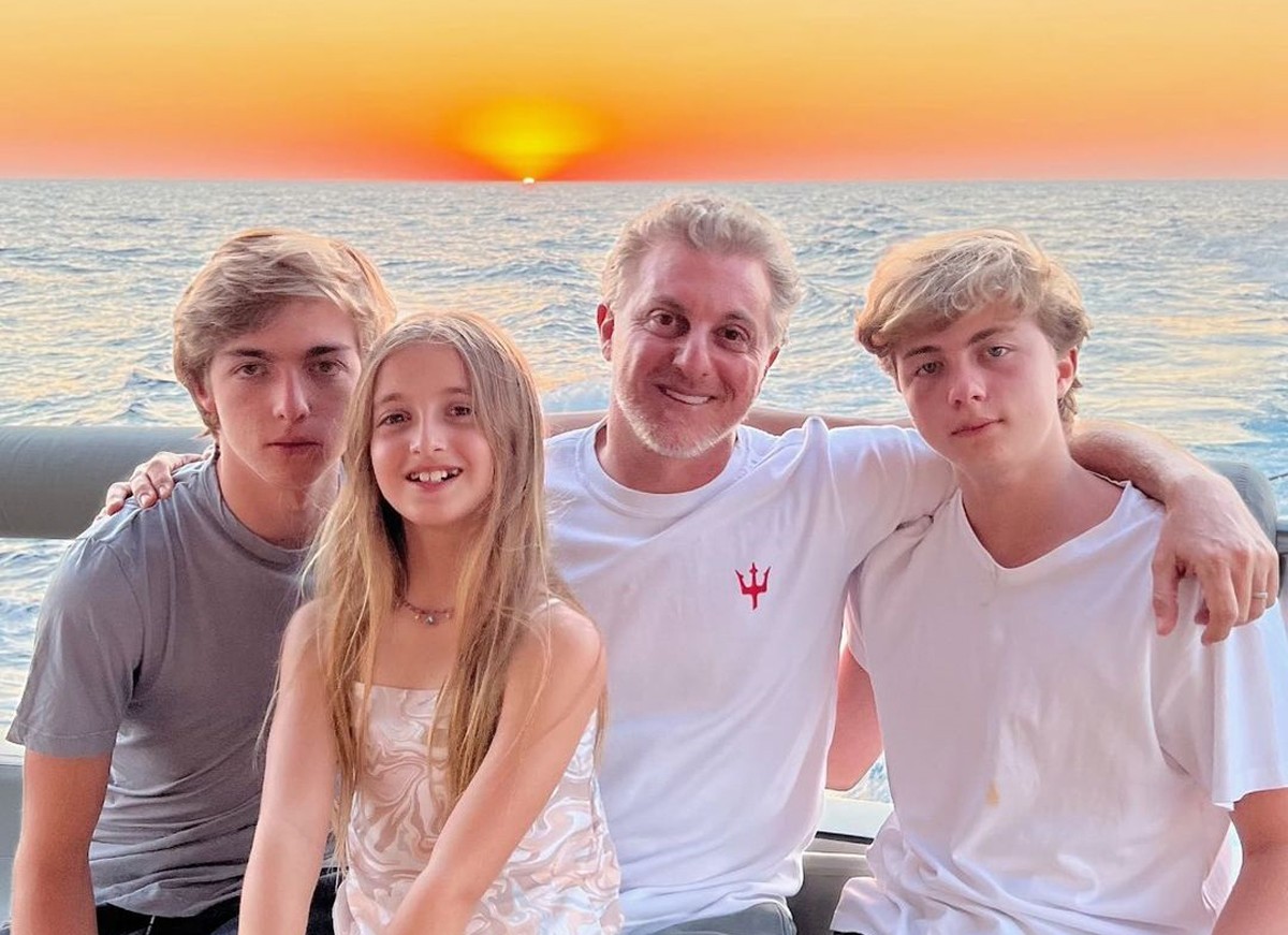 Luciano Huck e os três filhos, Joaquim, Eva e Benício (Foto: Reprodução Instagram) Luciano Huck e os três filhos, Joaquim, Eva e Benício (Foto: Reprodução Instagram)