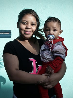 Sheila Andrade, 17 anos, e o filho Brayan, de seis meses (Foto: Caio Kenji/G1)