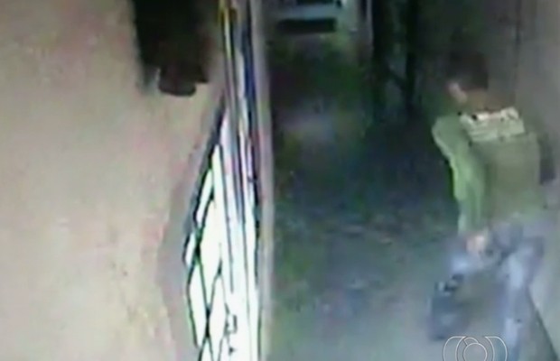 Suspeito de matar dono e gerente de supermercado fugiu correndo após o crime, em Goiânia, Goiás (Foto: Reprodução/TV Anhanguera)