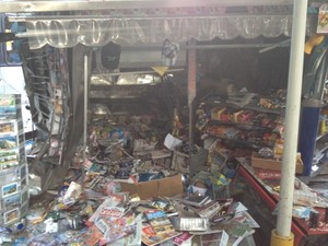 Ônibus também invadiu banca de jornal em Ipanema (Foto: Mariúcha Machado/ G1)
