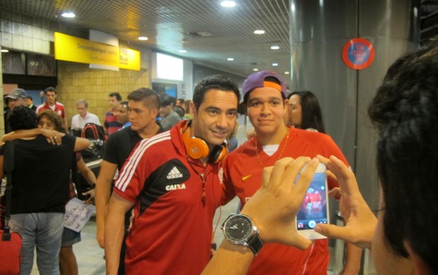 Chicão e torcedor, desembarque Flamengo em Recife (Foto: Janir Júnior)