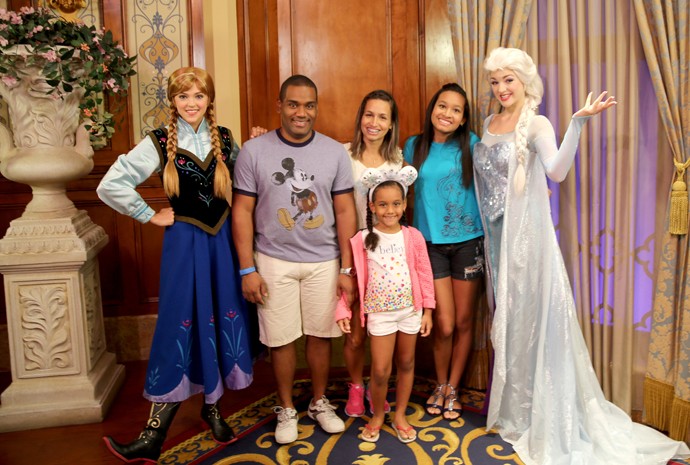 O encontro com as princesas Elsa e Anna deixou a família encantada (Foto: Leonardo Viso/Gshow)
