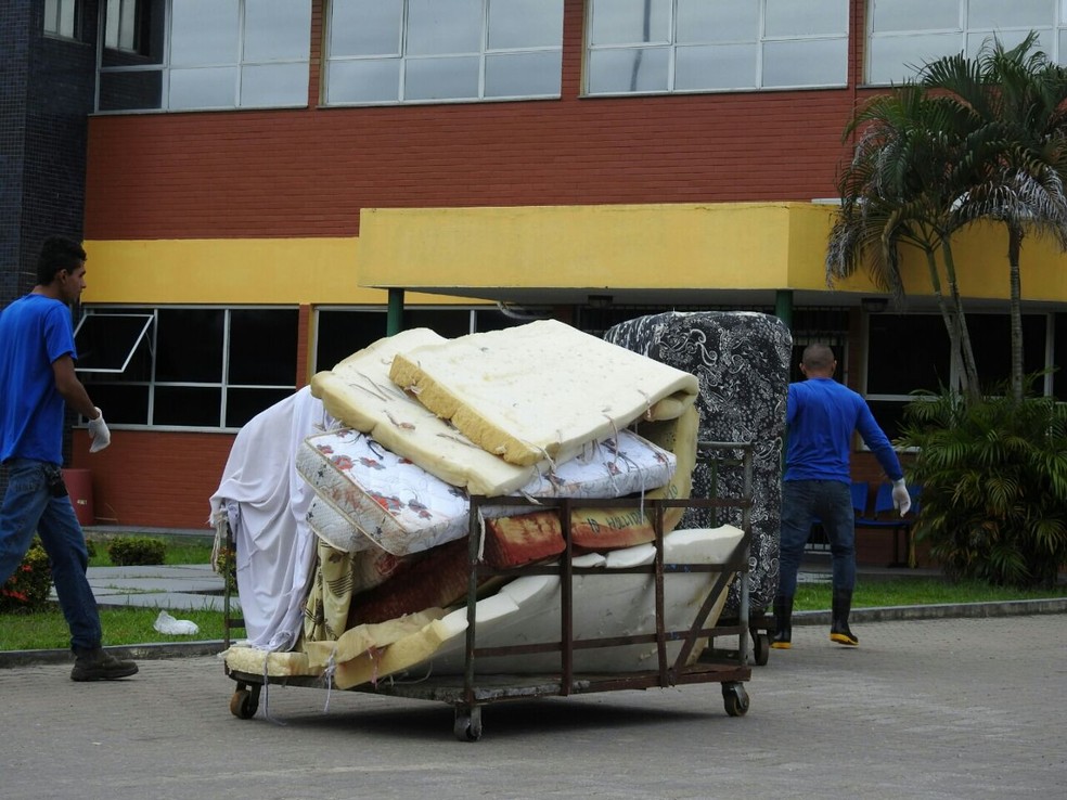 Colchões foram retirados da UPP, em Manaus, neste sábado  (Foto: Adneison Severiano/G1 AM)