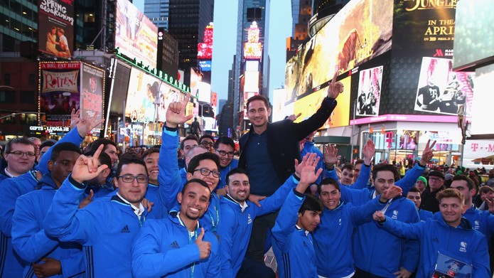 Finalistas passearam pela Times Square ao lado de Frank Lampard (Foto: Divulgação/Getty Images)