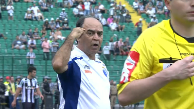 Marcelo Oliveira, do Cruzeiro, reclama com Argel (Foto: Reprodução SporTV)